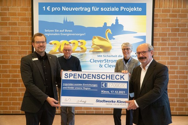Auf dem Bild nehmen der Bürgermeister der Stadt Kleve, Wolfgang Gebing, der Bürgermeister der Gemeinde Bedburg-Hau, Stephan Reinders, Diakon Michael Rübo und die Geschäftsführerin der Stadtwerke Kleve, Claudia Dercks den Spendencheck in Höhe von 27.000 € für soziale Projekte entgegen.